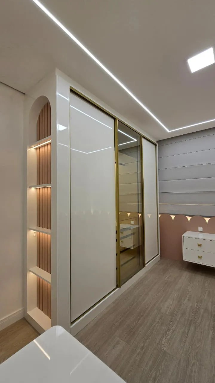 Nicho arqueado com prateleiras iluminadas em quarto infantil